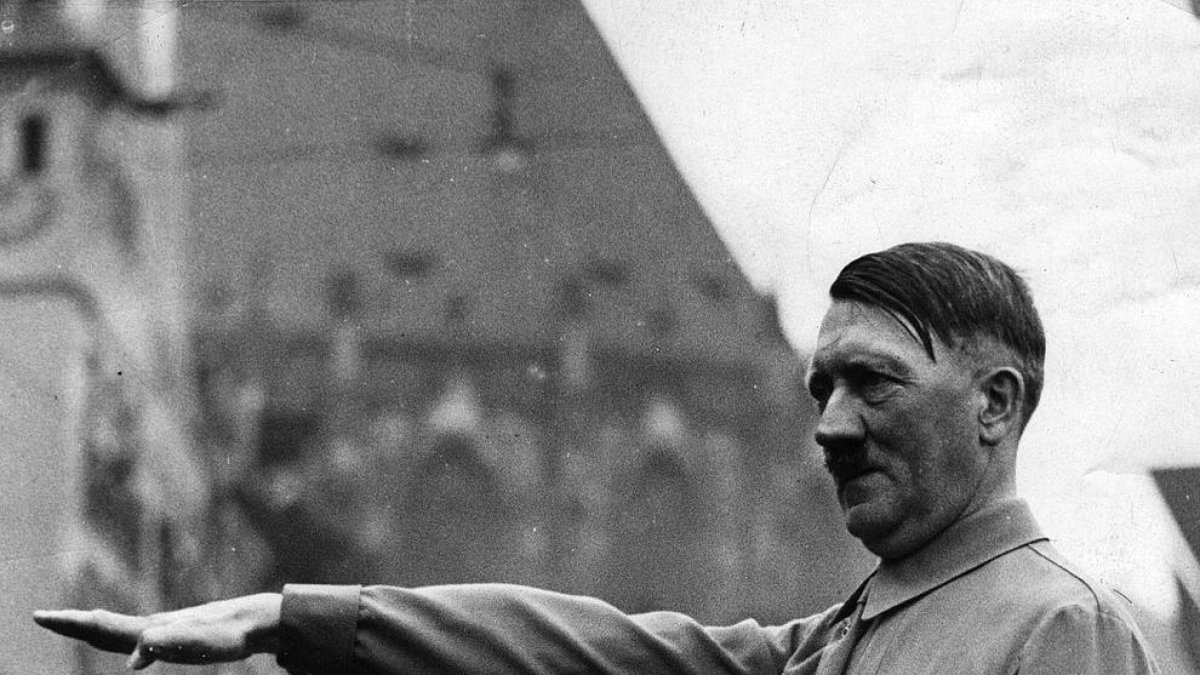 El dictador Adolf Hitler haciendo el saludo fascista.