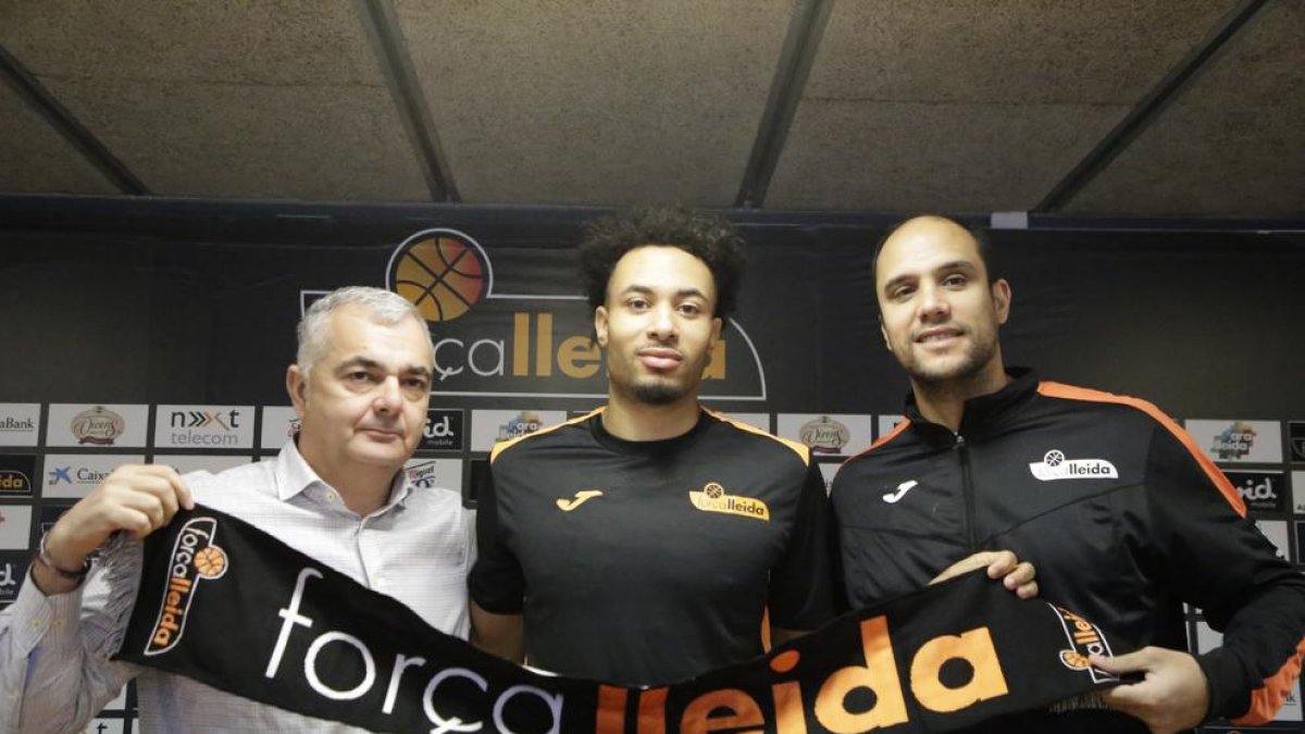 Josh Steel, ayer entre el directivo Albert Aliaga y Xavi Mendiburu, segundo entrenador del equipo.