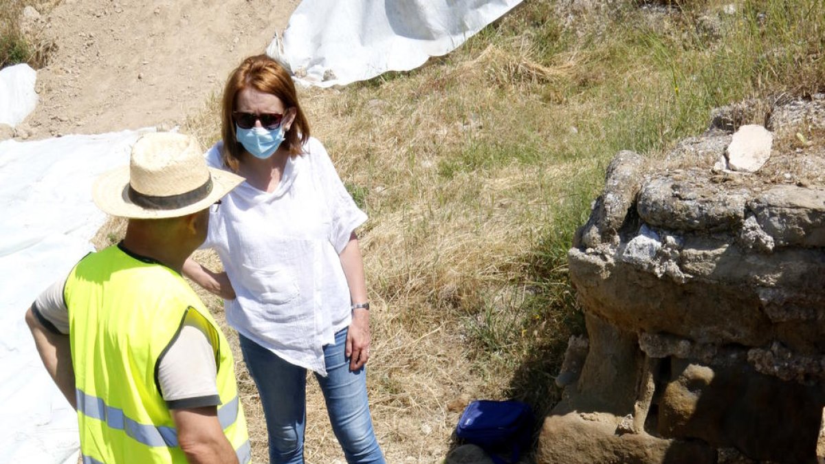 La directora del Museu de la Noguera i un arqueòleg.
