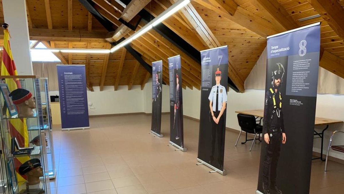 El consistori acull una mostra sobre uniformes dels Mossos, inclosa a l’aniversari del festival.