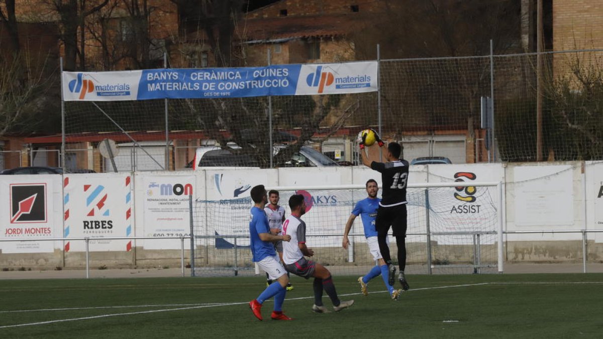 Adrià atura una pilota aèria a la zona defensiva de l’Alcarràs.