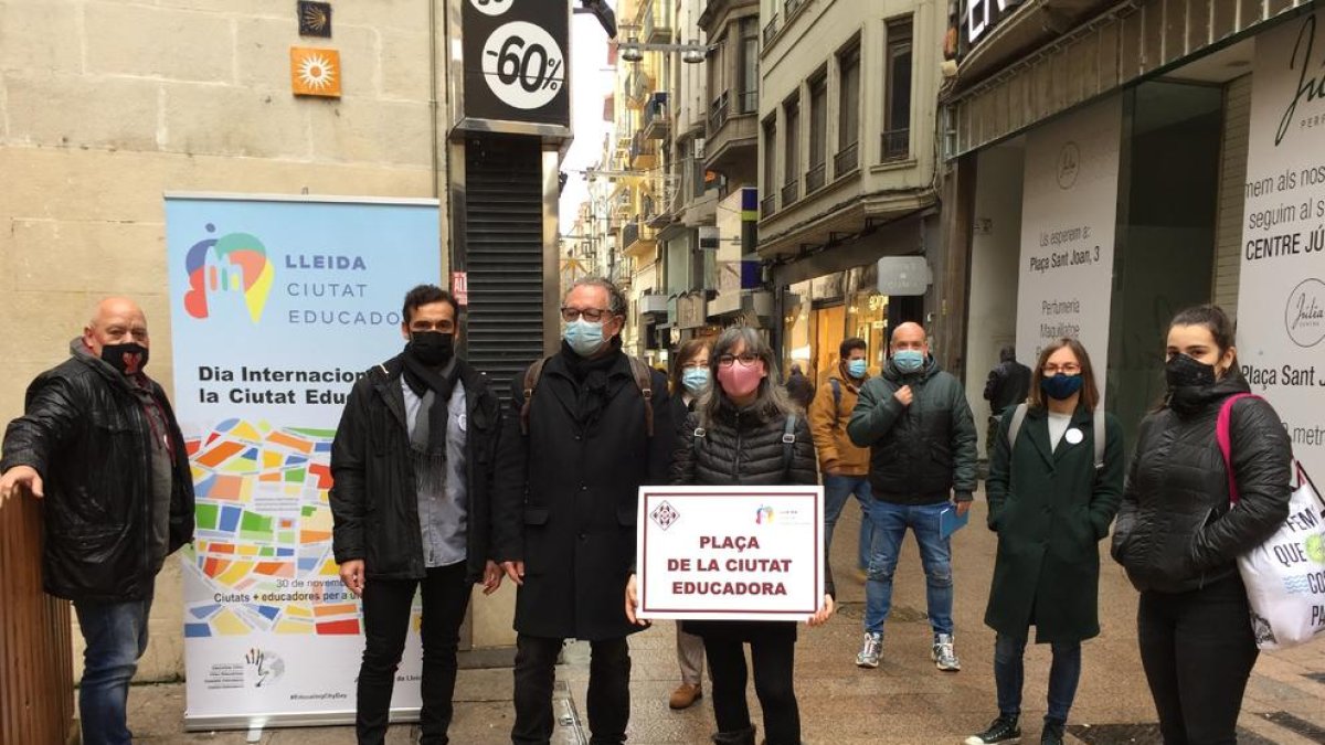 La regidora Sandra Castro amb la placa de la Paeria, que ahir es va dir plaça de la Ciutat Educadora.