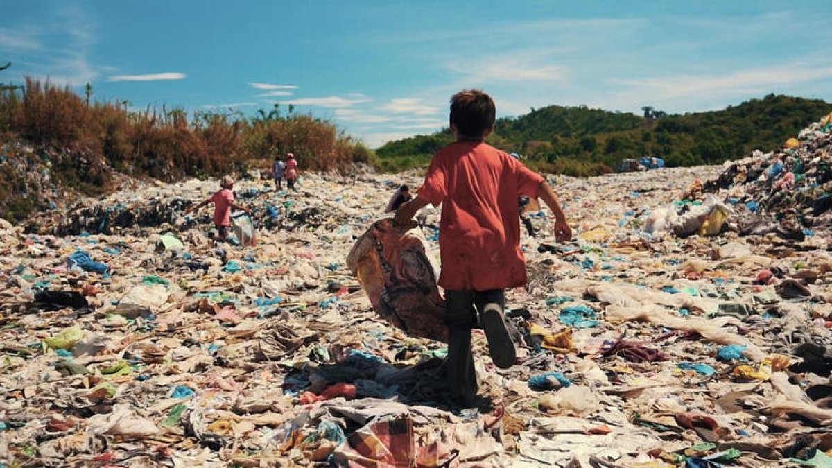 Aminodin és un nen filipí que viu en un abocador.