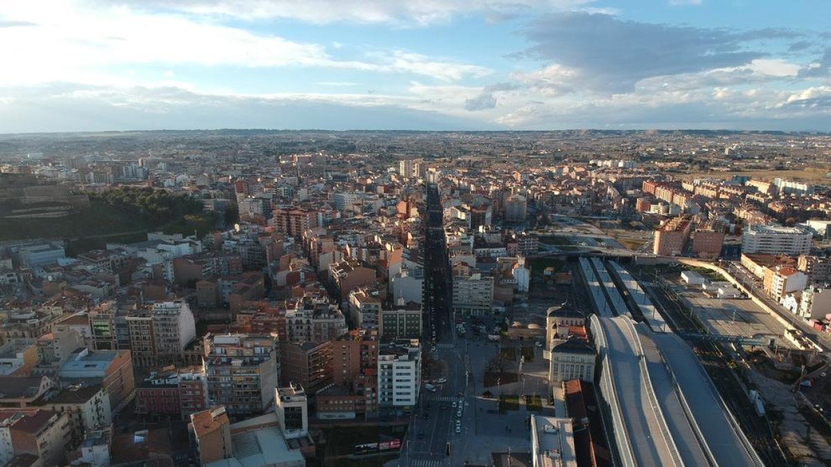 Imagen aérea de la calle Príncep de Viana, una de las más concurridas y ruidosas de la ciudad.