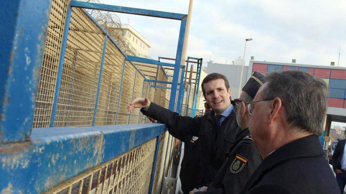 El presidente del PP, Pablo Casado visitó ayer la frontera del Tarajal que separa Ceuta de Marruecos.
