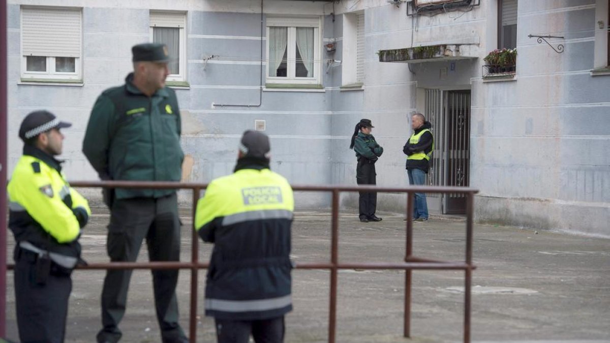 Agents de la Policia local de Laredo i la Guàrdia Civil, davant del domicili de la víctima.