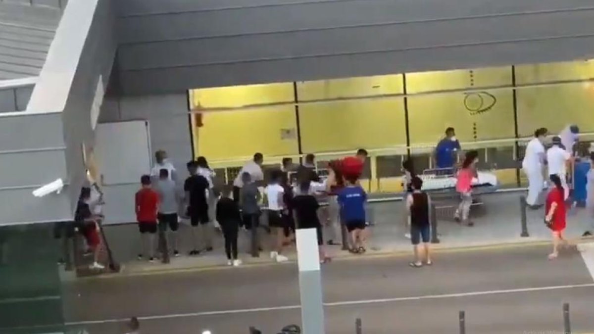 Los vecinos ayudaron a trasladar camillas del hospital.