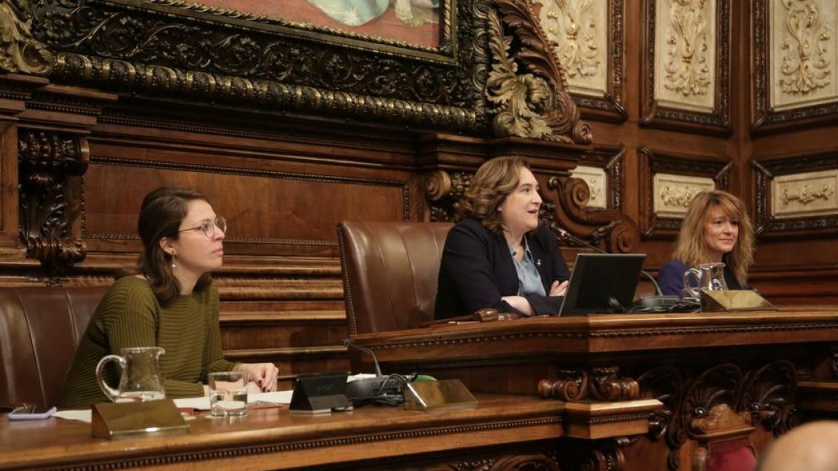 La alcaldesa de Barcelona, Ada Colau, durante una intervención en el pleno celebrado ayer.