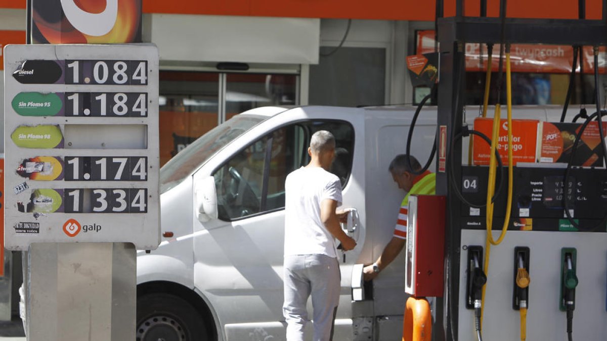 El preu de la gasolina puja un 1,73% i el del gasoil, un 1,21%
