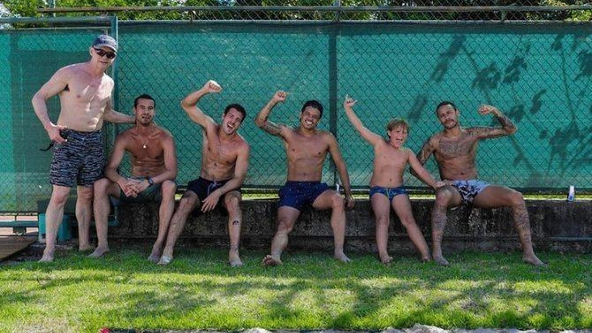 Neymar, con su hijo, su preparador físico y unos amigos en la foto que puso en Instagram.