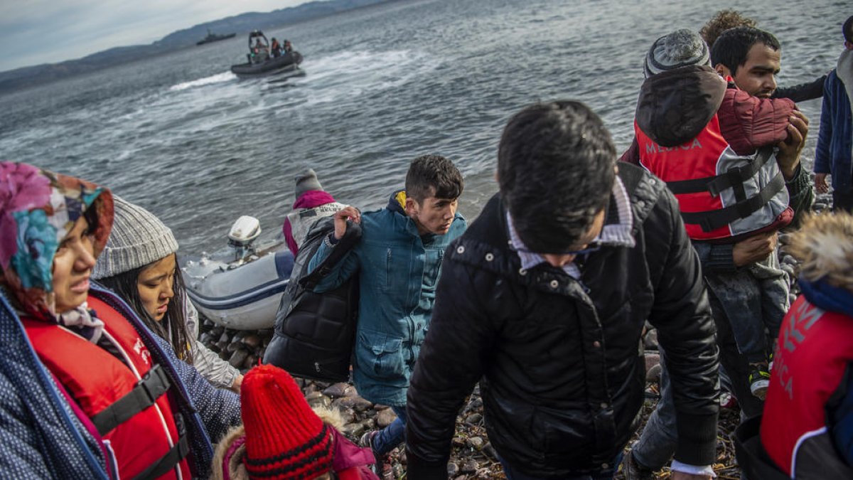 Llegada de decenas de refugiados desde Turquía a la isla griega de Lesbos.