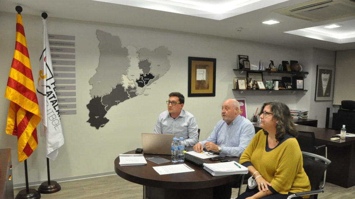 El presidente de la Federación Catalana Joan Soteras, en el centro, ayer durante la reunión telemática.