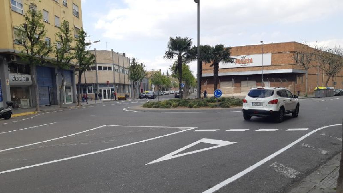 Repintan la señalización horizontal de avenida Alacant