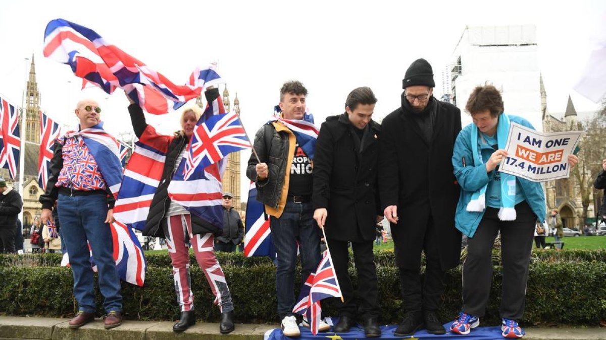 Britànics favorables al Brexit mostraven ahir alegria als carrers de Londres.