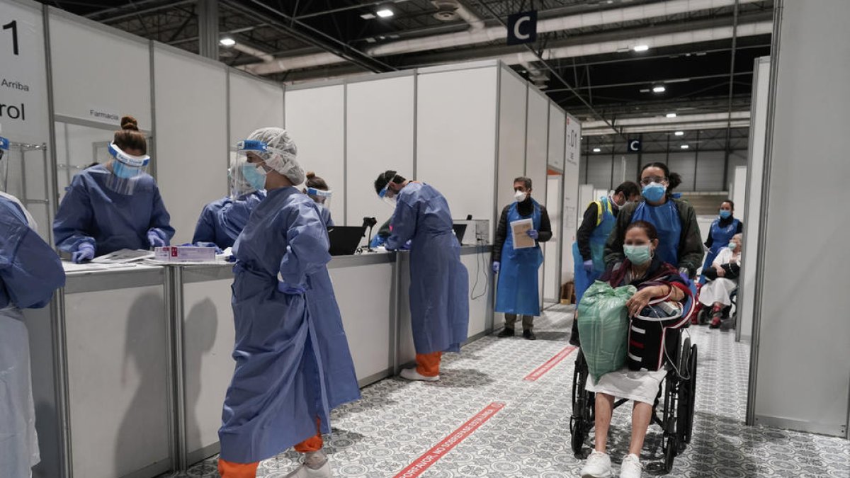 Sanitarios y pacientes del hospital provisional instalado en Ifema, en Madrid.