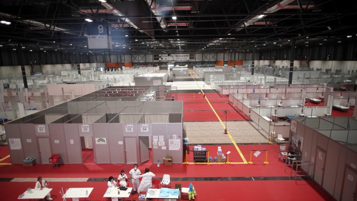 Varios sanitarios dentro del hospital provisional de Ifema en su último día de funcionamiento.