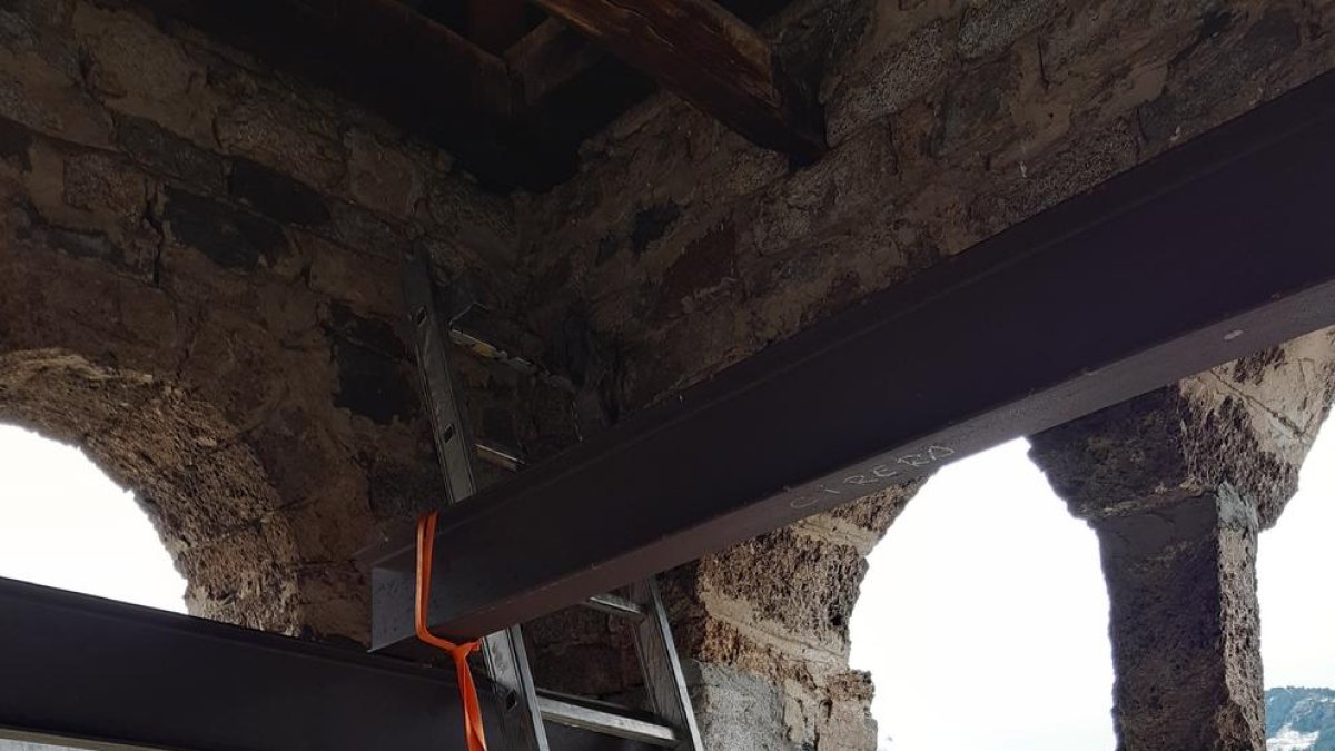 Un operario trabajando en la iglesia de Sant Climent de Taüll.