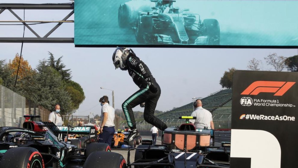 Valtteri Bottas salta del seu monoplaça a l’aconseguir ahir la ‘pole’.