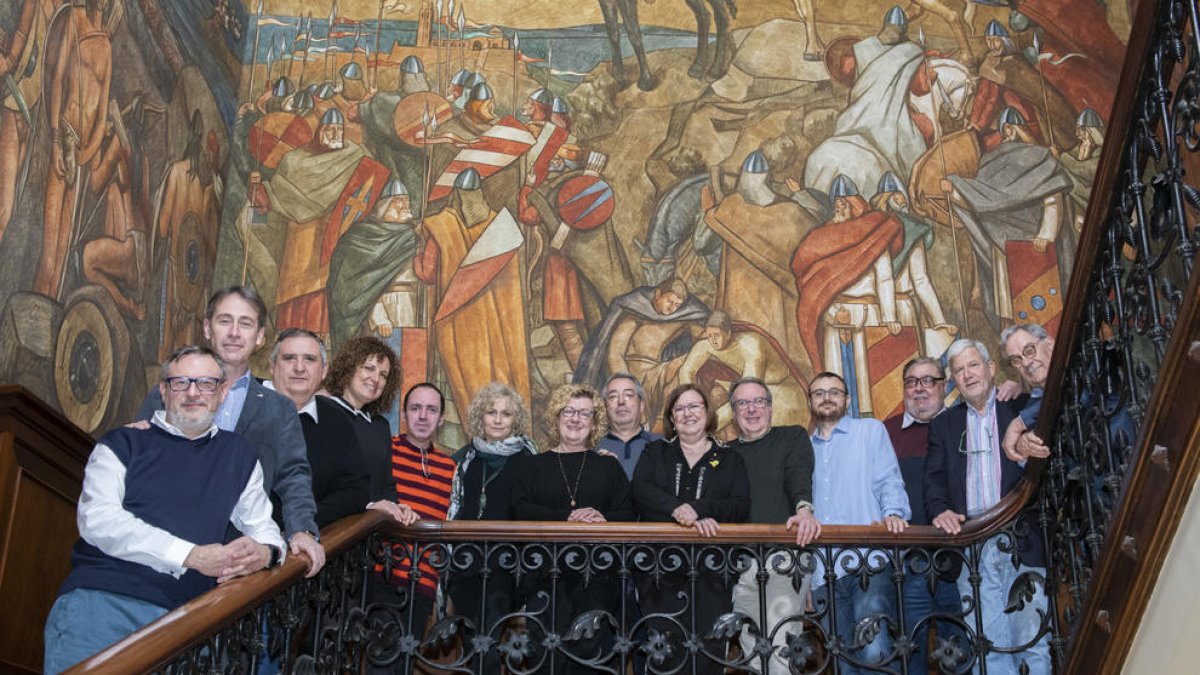 Els membres del jurat amb la presidenta de la Diputació, Rosa Maria Perelló.