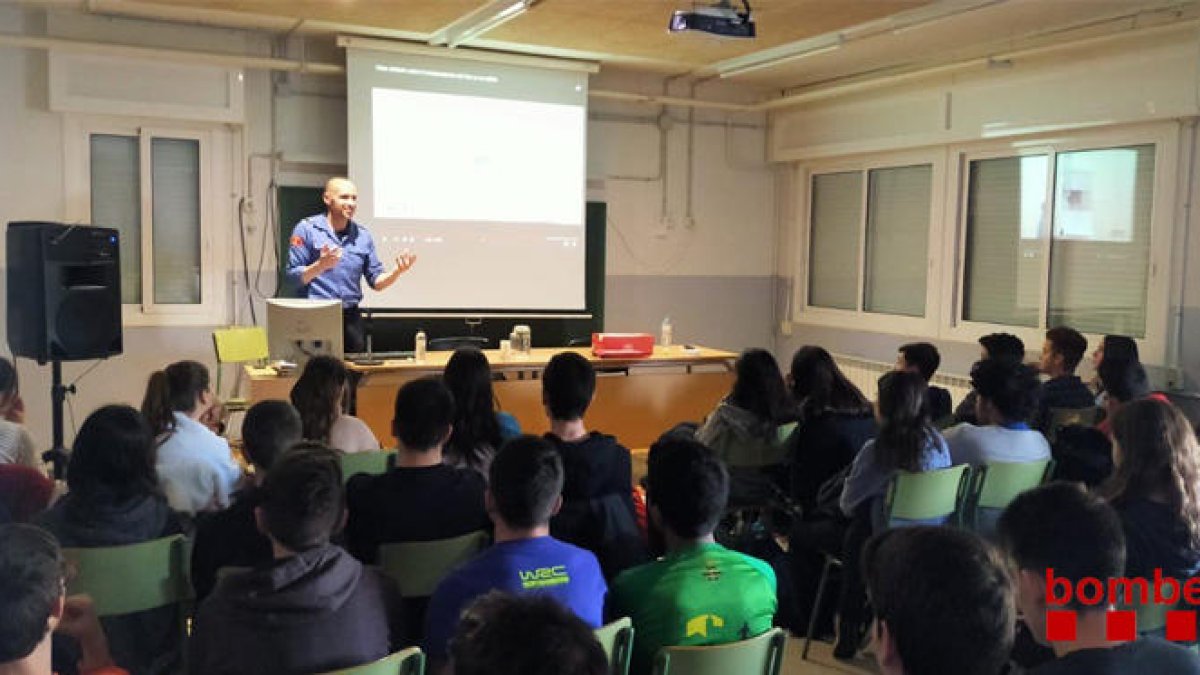 Charla sobre incendios de viviendas en el instituto de Almenar