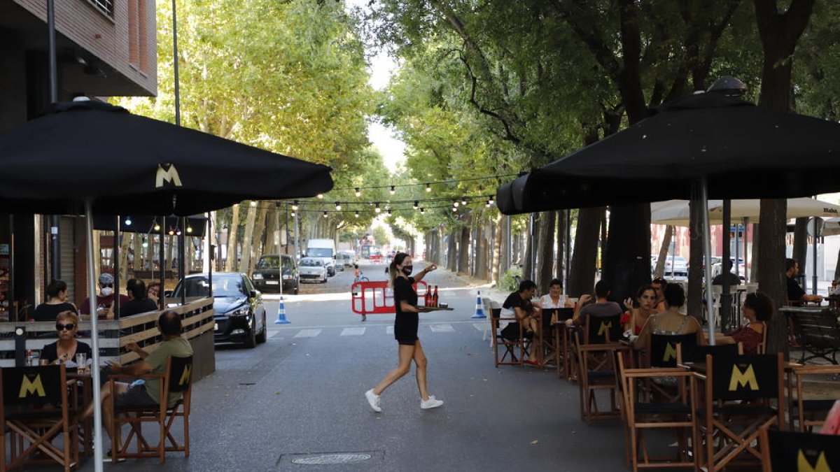 Una de les terrasses que van ampliar la capacitat gràcies al tall de carrers, ahir al barri de Cappont.