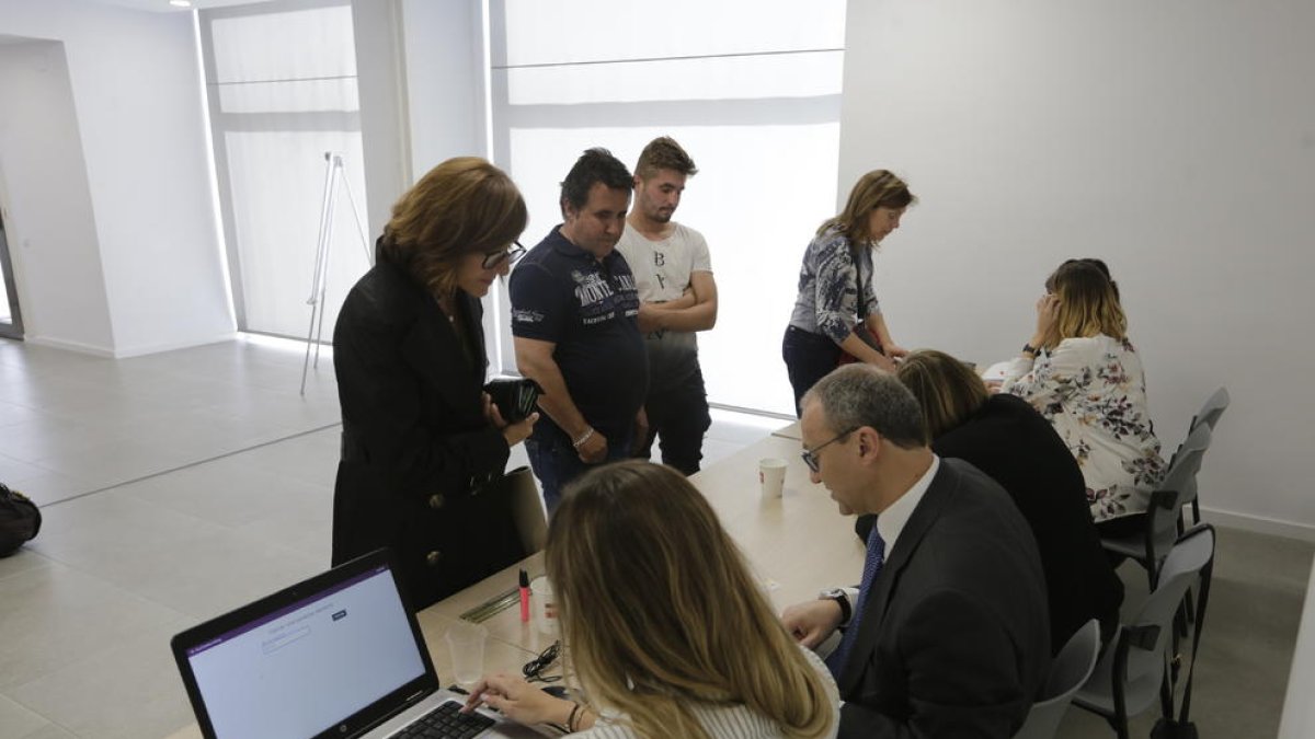 Jaume Saltó y la mayoría de miembros de su lista se congregaron anoche en la sede de la peña El Sogall.