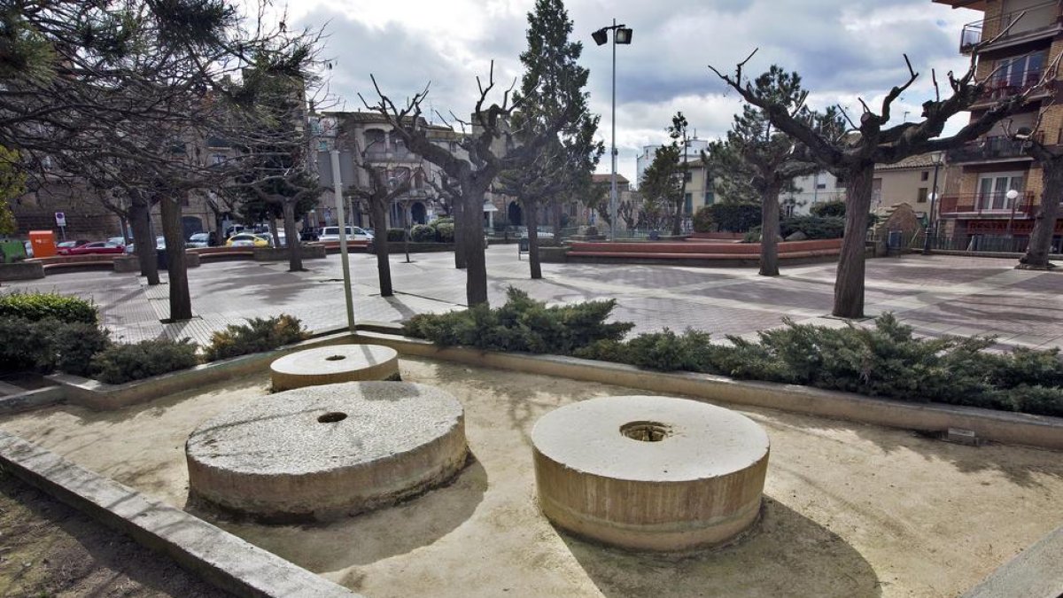 Tres rodes de molí a la plaça com a monument a l’aigua.