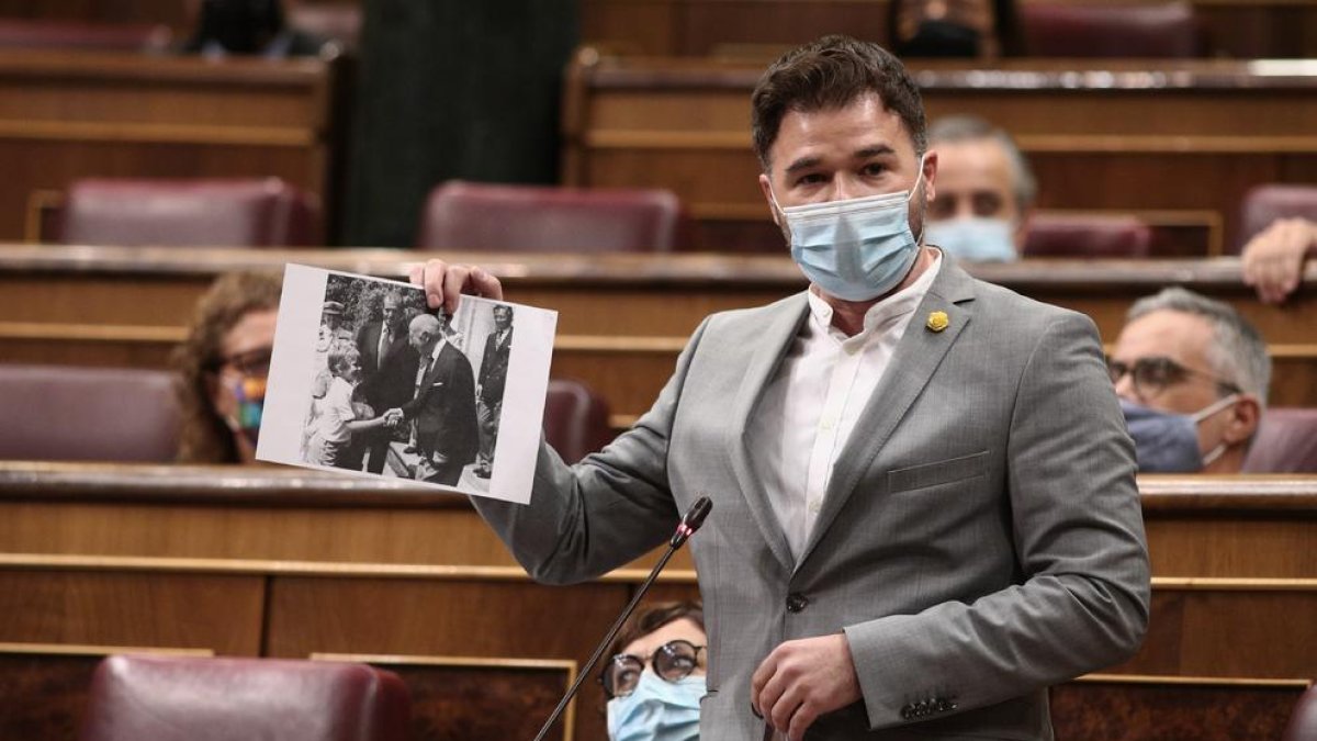 Rufián, ayer en el Congreso, con la imagen de Felipe VI y Franco.