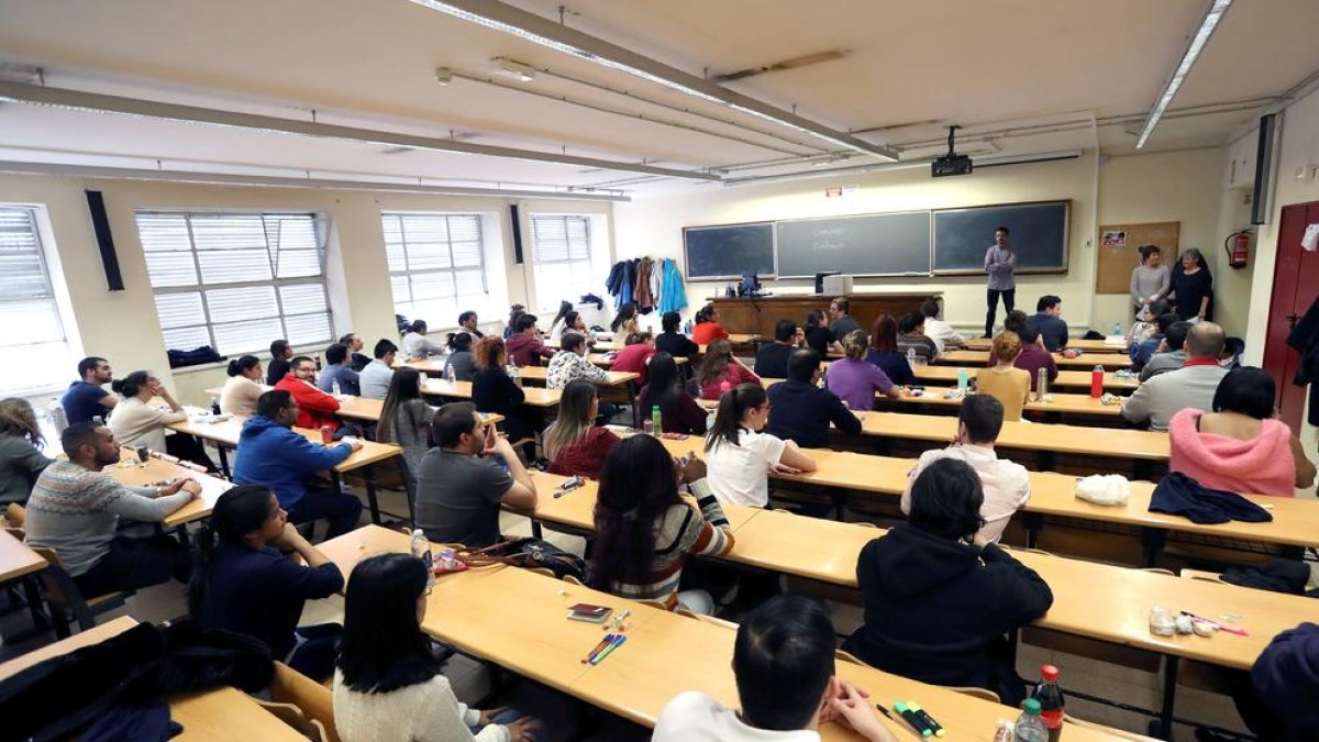 Una de las aulas universitarias donde ayer se hicieron las pruebas del MIR.