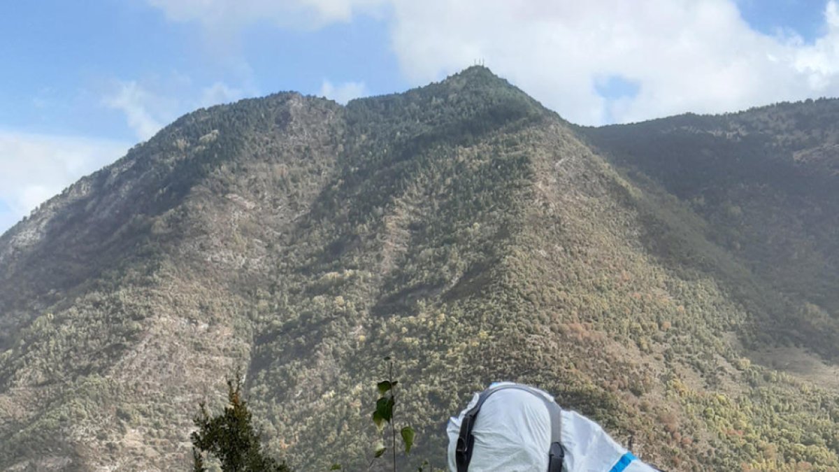 Los técnicos desinfectando uno de los depósitos.