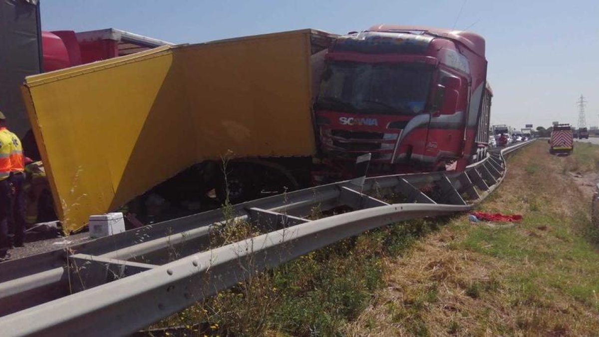 En el accidente de este miércoles se han visto implicados cuatro camiones.