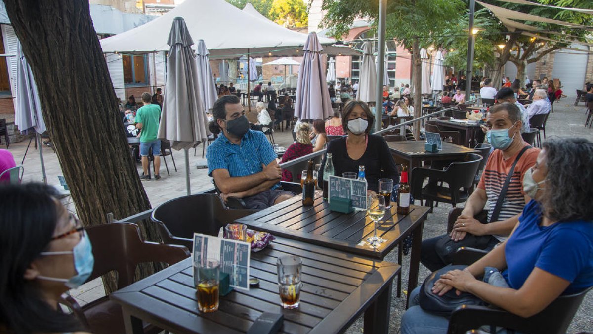 Fotografía tomada ayer de varias terrazas en la plaza Ricard Viñes de Lleida.