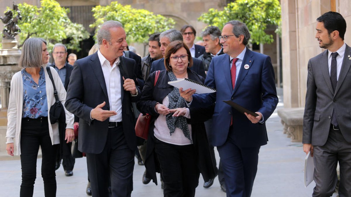 Isús, Perelló, Torra i el conseller Calvet, amb edils del Pallars Sobirà ahir a Barcelona.