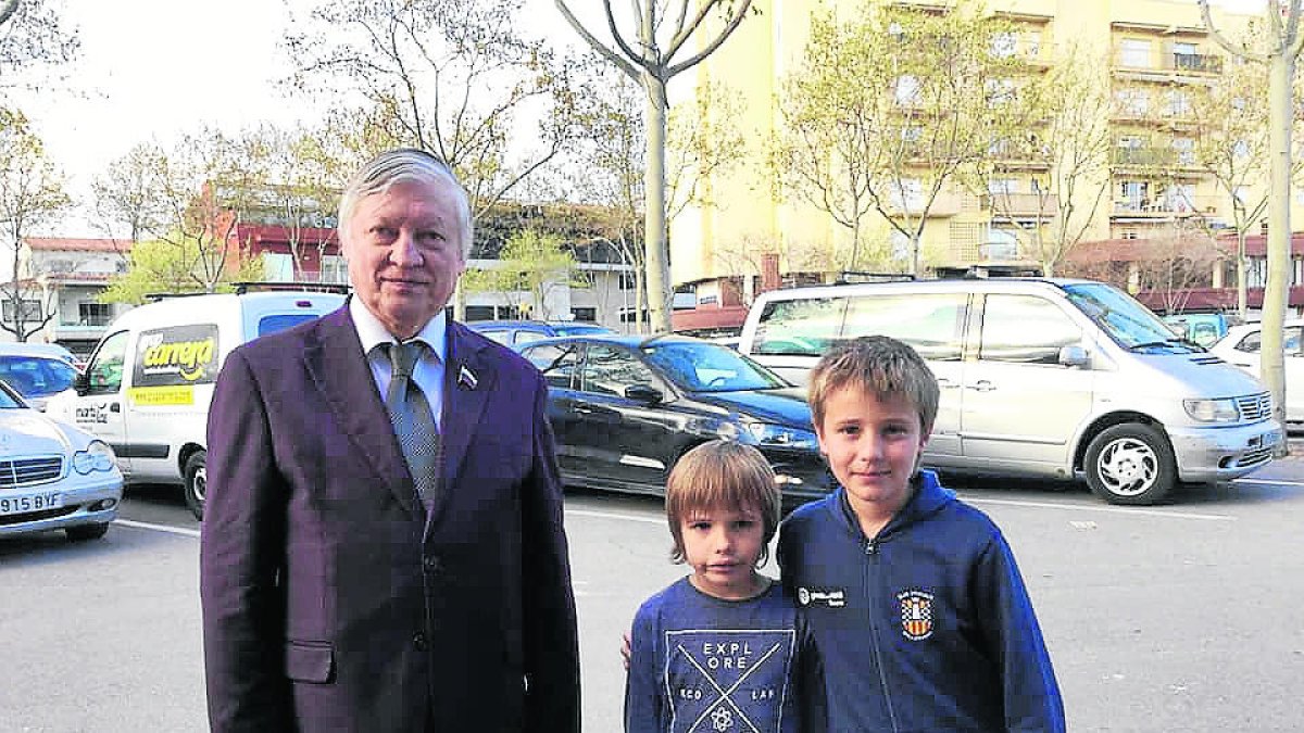 Gerard i Biel, posant junt en l'excampió mundial rus.