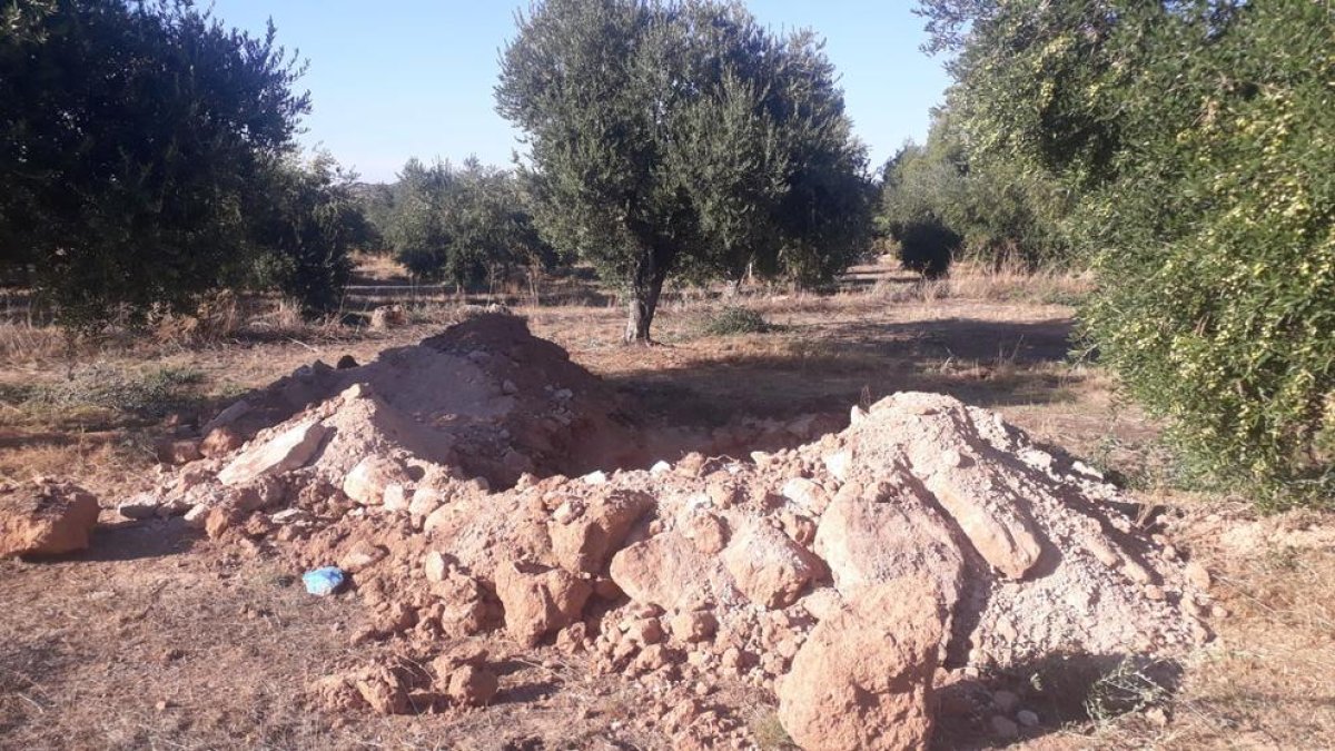 Los agujeros para hacer catas en Granyena de Les Garrigues.