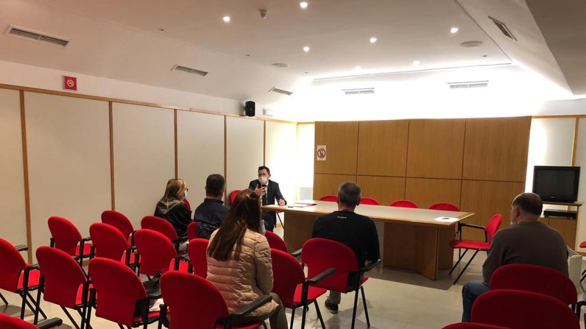 Familiars dels afectats, durant la reunió d’aquesta setmana amb l’advocat Xavier Prats.