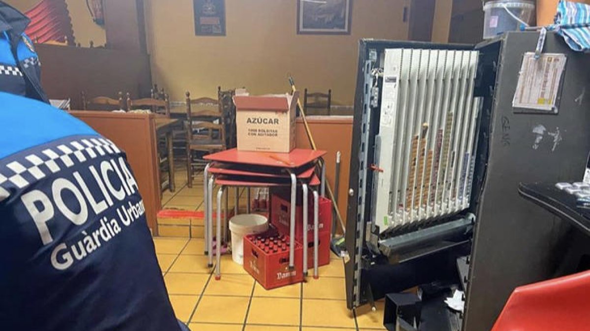 Los ladrones forzaron la máquina expendedora de tabaco.