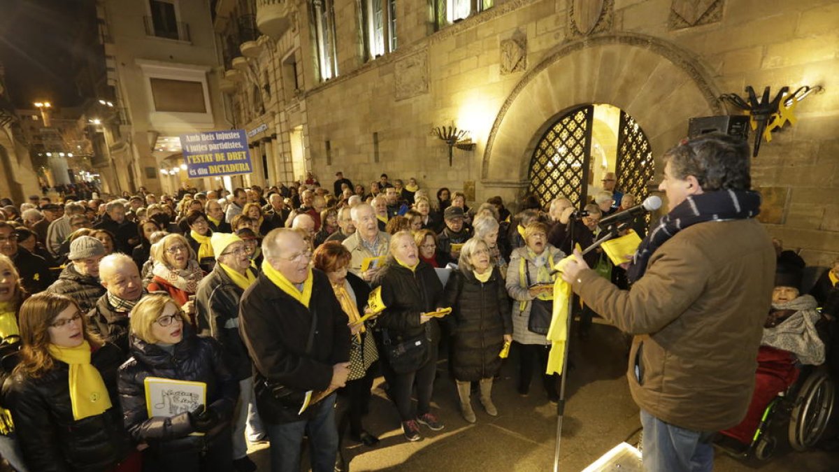 Pels presos i exiliats - Com cada dilluns des de fa més d’un any, el grup de Cantaires de Ponent es va congregar ahir a les vuit de la tarda a la plaça de la Paeria de Lleida per denunciar la presó provisional dels líders independentistes acu ...
