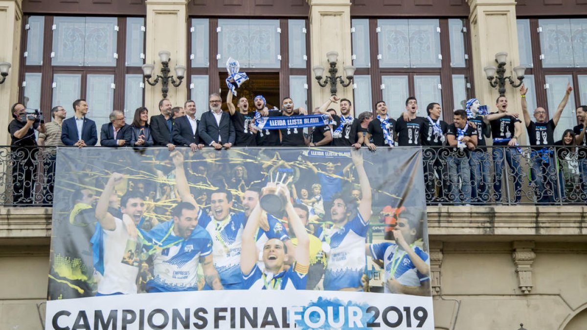 Lluís Tomàs i Maxi Oruste, ‘menjant-se’ la copa.