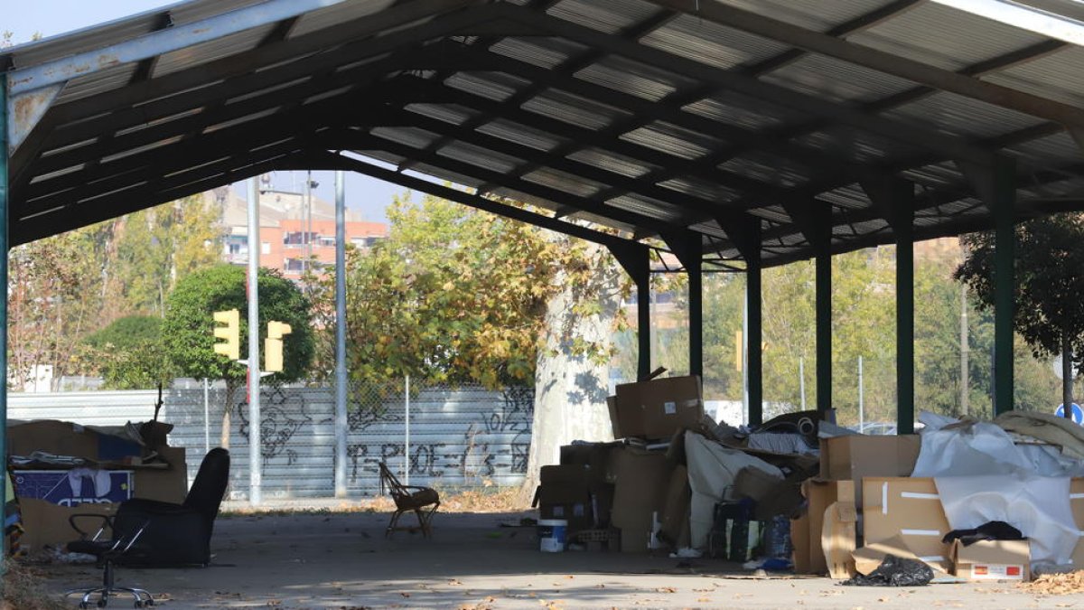 Chabolas de cartón en los alrededores de los Camps Elisis, cerca del pabellón, ayer por la mañana.