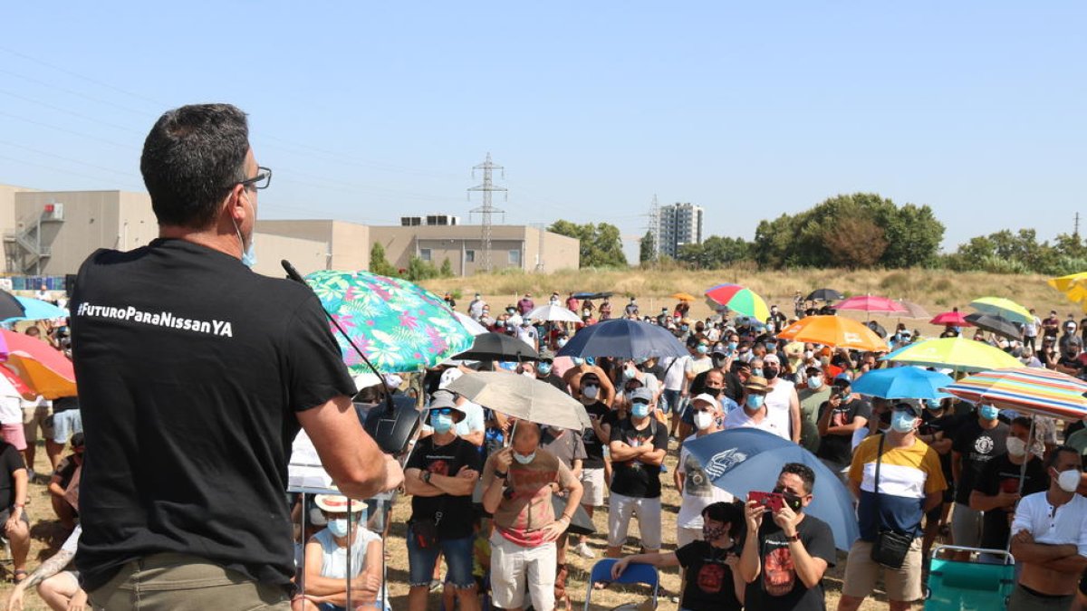 Trabajadores de Nissan, ayer, en la asamblea celebrada al aire libre en Montcada i Reixac.