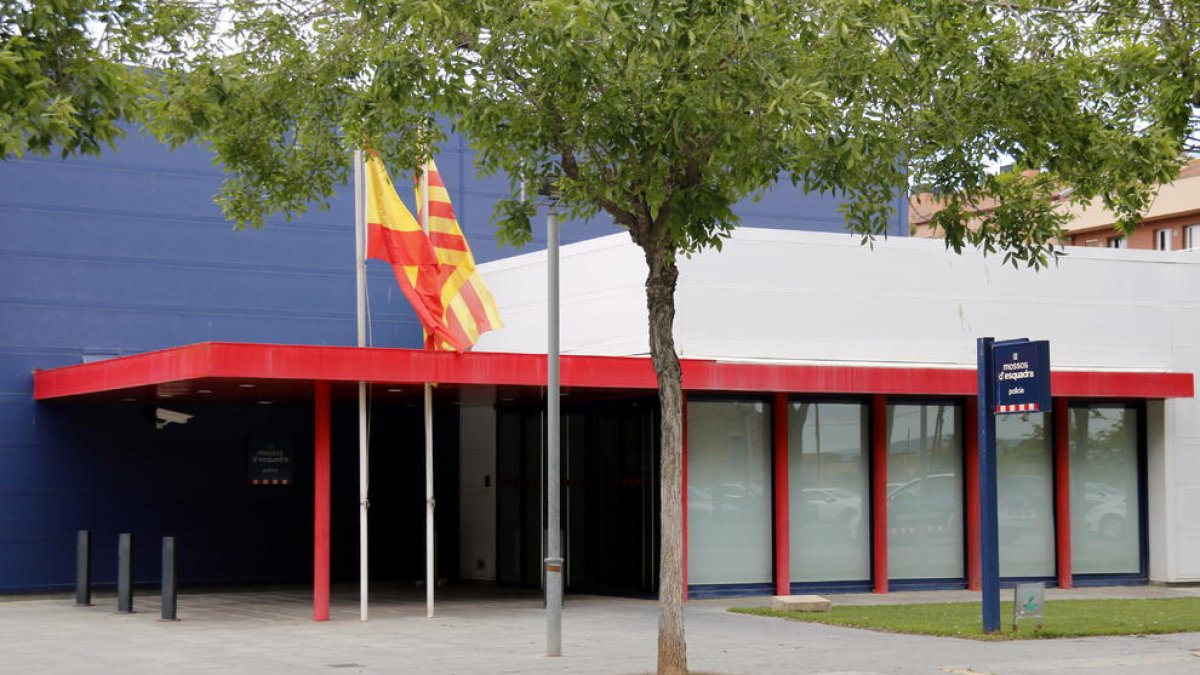 Imatge de l’exterior de la comissaria dels Mossos d’Esquadra a Mollerussa.