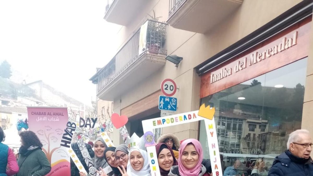 Mig centenar de dones en defensa del hijab malgrat les crítiques