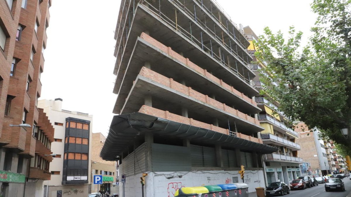 El ‘esqueleto’ está en Rambla Ferran 54, esquina con Ramon Castejón.