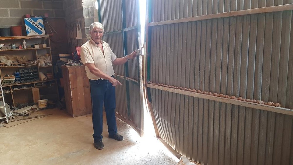 Aquest veí mostra l’estat en el qual ha quedat la porta del seu magatzem després del robatori.