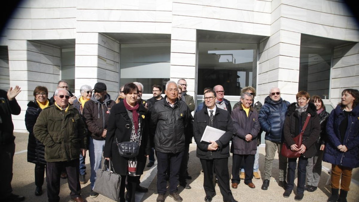 Enric Sirven, en el centro, junto a sus abogados ayer antes de declarar en los juzgados de Lleida.