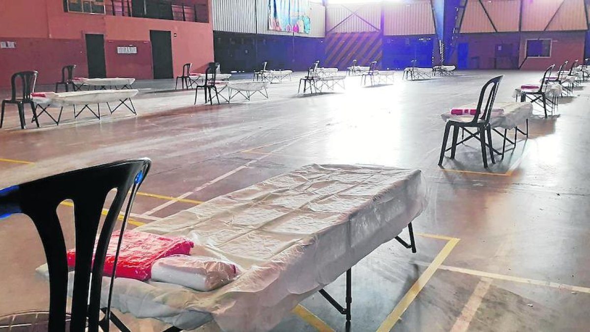 El pabellón del Sotet de Fraga, habilitado para temporeros sin techo y como centro de cuarentena.