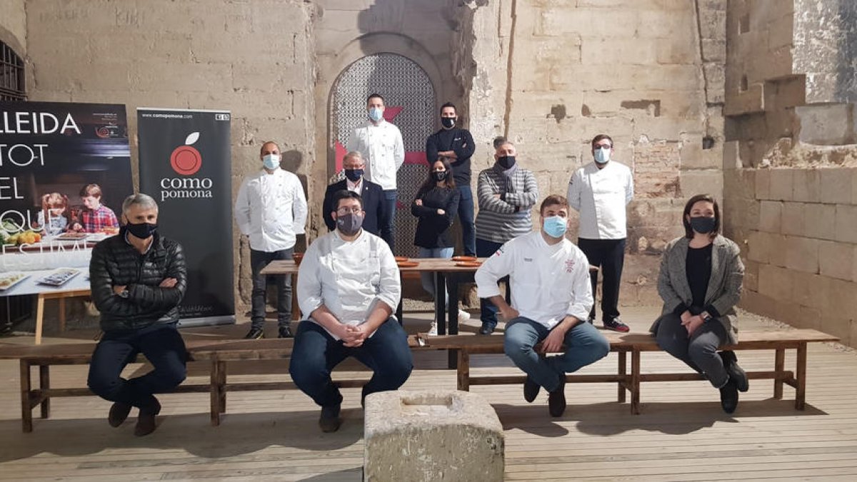 Los chefs de diferentes restaurantes de Lleida y comarcas de Ponent que se han sumado a la campaña para fomentar cenas gastronómicas a partir de las siete y media de la tarde.