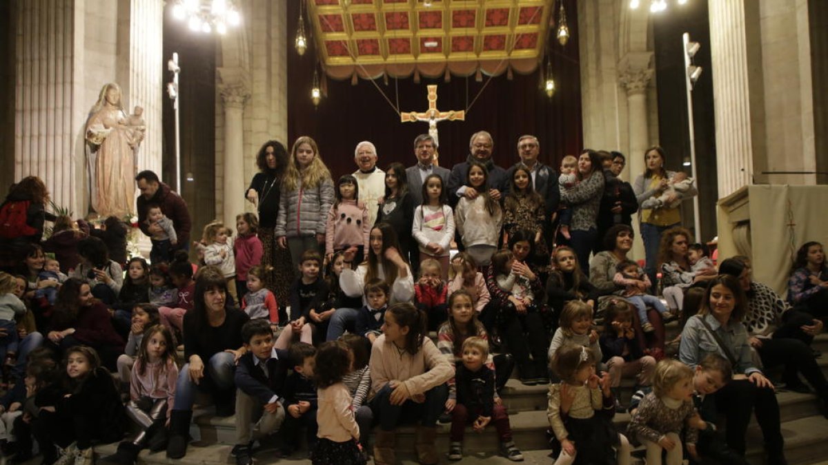 Les protagonistes de l’acte posant davant de la Mare de Déu del Blau.