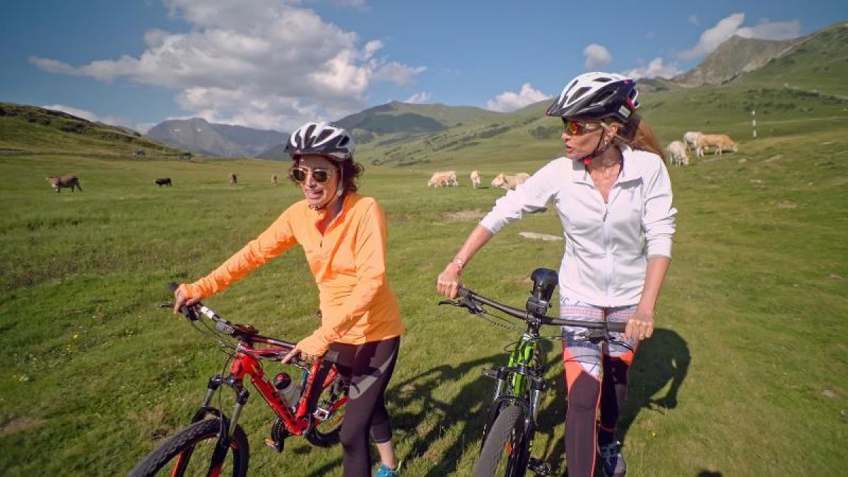 Judit Mascó en bicicleta junto a la actriz y cantante Elena Gadel.